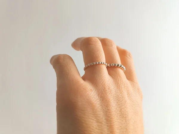 Detalle del Anillo de Bolitas de Plata