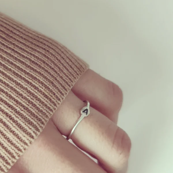 anillo fino con letra